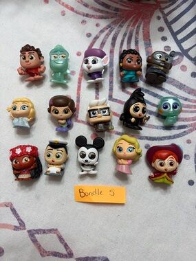 Disney doorables Mini Figure Toy Bundle - Assorted Colors